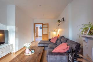Deze zo goed als instapklare woning bevindt zich nabij het centrum van Ekeren 
en heeft volgende indeling;
-inkomhal op originele vloer met toegang tot de bovenverdieping en kelder.
-een ruim leefgedeelte met plaats voor salon en eettafel
-een nieuwe keuken (2024), voorzien van koken op gas, vaatwasser, oven, koelkast en spoelbak. 
-een badkamer met ligbad, nieuw lavabomeubel en toilet.
-op de bovenverdieping 3 kamers, waarvan één ingericht als dressing, alsook een 2de toilet.
-een zonnige stadstuin met overdekt terras en groot stenen tuinhuis.
-praktische zijingang met afsluitbare poort.
-Elektrische keuring conform, EPC en asbestattest in bijlage op onze website.
-parking over de deur.
 
