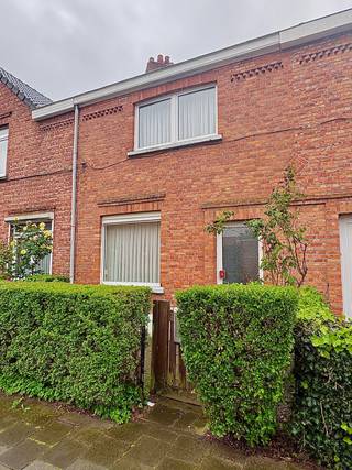 Instapklare gezinswoning met tuin op toplocatie in GentMobiscore: 9,2/10In de Bernard De Wildestraat 18 bevindt zich deze charmante en goed gelegen...