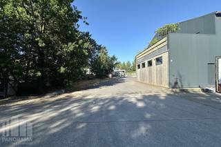 <p>Goed gelegen langs de Vaartstraat te Moen bevindt zich dit <strong>functionele bedrijfsgebouw</strong> met een totale bruikbare oppervlakte van <strong>670 m²</strong>, bestaande uit ca. <strong>565 m² magazijnruimte</strong> en ca. <strong>105 m² kantoorruimte</strong>, op een <strong>terrein van 1.032 m².</strong><br /><br />Het <strong>magazijn</strong> is opgetrokken in een solide bakstenen constructie en beschikt over een <strong>vrije hoogte van min 5,20 m</strong>, een sectionale poort (4 m B x 3,95 m H), een polybetonvloer, <strong>mezzanine</strong>, lichtstraat, verlichting, verwarming op propaangas en sanitair. <br />De <strong>praktische laad- en loszone</strong> achteraan is bereikbaar via een gedeelde oprit en zorgt voor een vlotte logistieke afhandeling. <br /><br />Het bedrijfsgebouw leent zich perfect voor <strong>diverse activiteiten van ambachtelijke bedrijven, kmo's en opslagruimtes</strong>. <br />Vooraan het gebouw bevinden zich bovendien meerdere <strong>privatieve parkeerplaatsen</strong>.<br /><br />Mogelijkheid tot aankopen van zonnepanelen, niet inbegrepen in de verkoopprijs.<br /><br />Contacteer <strong>PANORAMA B2B </strong>voor bijkomende (technische) inlichtingen, plannen of een vrijblijvend plaatsbezoek <strong>056 222 256</strong>.</p>