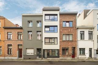 <p><span>Uitstekend gelegen opbrengsteigendom met 8 mooie studentenkamers.</span></p><p><span>Dit kwalitatieve en extreem goed onderhouden gebouw bevindt zich midden in de studentenbuurt.</span></p><p><span>Het gebouw bestaat uit 8 lichtrijke kamers 16 -21 m², allemaal bemeubeld en voorzien van een eigen badkamer met toilet en douche.</span></p><p><span>Er is een buitenruimte met overdekte fietsenstalling.</span></p><p><span>Op het gelijkvloers is een gezamenlijke keuken met eethoek, op de bovenste verdieping is nog een gedeelde ontspanningsruimte.</span></p><p><span>De kamers beschikken over een bed van 140 cm, een eigen koelkast en oven, bureau en bureaustoel, kleerkast, nachtkast en boekenplank, ...</span></p><p><span>Door enkele recente bijkomende investeringen geniet deze opbrengsteigendom een zeer goede EPC-score (B) en een laag verbruik. Technisch is het gebouw perfect in orde.</span></p><p><span> </span></p><p><span>Interesse? Maak nu uw afspraak en ontvang meer info.</span></p>