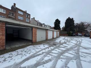 Garage fermé à louer à Stockel - Pas d'eau, pas d'électricité - Localisation idéale Dimensions porte: Hauteur: 1,9m - Largeur: 2,30m