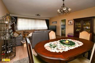 <p><span>Dit ruime appartement van 104m² is gelegen in het hart van Borgerhout en biedt een perfecte combinatie van comfort en praktische indeling. Met 2 slaapkamers en 1 badkamer, is het ideaal voor gezinnen of koppels die op zoek zijn naar een huiselijk thuis.</span></p><p><span> </span></p><p><span>Dit GLV appartement beschikt over een ruime leefruimte met een riante woonkamer waar je volop licht en ruimte geniet dankzij de grote ramen met zicht op gem. zij tuin. Het interieur is voorzien van warme, neutrale kleuren die door het hele appartement lopen. De eetkamer is aansluitend aan het woongedeelte, wat zorgt voor een naadloos samenhangend leefruimte.</span></p><p><span> </span></p><p><span>De keuken is modern en functioneel uitgerust met lichte houten kasten, een greeploze design en een stijlvolle groene accentwand. Alle belangrijke apparaten zijn aanwezig, waaronder een ingebouwde oven en een afzuigkap, wat dit ruimte tot een plezier maakt voor het koken.</span></p><p><span> </span></p><p><span>De twee slaapkamers zijn goed afmeting en zullen zich gemakkelijk inrichten als slaapkamer en/of werkkamer. De badkamer is netjes ingericht en voorzien van een douche in ligbad enkele wastafel, spiegel. Verder een apart toilet.</span></p><p><span> </span></p><p><span>Het appartement bevindt zich in een solide bakstenen flatgebouw met een goed onderhouden gevel. De locatie in Borgerhout is ideaal met nabijheid tot winkels, openbaar vervoer en diverse voorzieningen. Parkeren is mogelijk op straat, wat gemakkelijk is voor dagelijkse behoeften.</span></p><p><span> </span></p><p><span>Bovendien hebben we het genot gebruik te maken van de gem. riante tuin, aangelegd met struiken, bomen en perken.</span></p><p><span> </span></p><p><span>Tevens de mogelijkheid optioneel inpandige afgesloten garage aan te kopen voor een bedrag van 25.000 euro.</span></p><p><span> </span></p><p><span>Dit eigendom is een uitstekende investering voor wie op zoek is naar een comfortabele en goed gesitueerde woning in Borgerhout.</span></p>