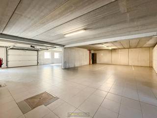 Instapklaar duplex 2-slaapkamer met privatieve kelderberging en staanplaats (optioneel aan te kopen), ideaal gelegen in het bruisende centrum...