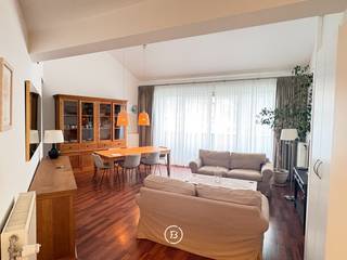 Op een centrale locatie in het hart van Brussel bevindt zich deze charmante, volledig gemeubelde duplex van ongeveer 89 m². De combinatie van de ruime woonoppervlakte en de praktische indeling over twee niveaus maakt deze woning bijzonder aangenaam om te wonen.<br /><br />De leefruimte van 35 m² biedt voldoende plaats voor een comfortabele zithoek en een gezellige eetruimte. De volledig ingerichte keuken sluit hier praktisch op aan en vormt samen met de leefruimte een aangename en functionele woonomgeving. Dankzij de duplexindeling ontstaat er een natuurlijke scheiding tussen de verschillende leef- en slaapruimtes.<br /><br />Op het bovenliggende niveau bevindt zich de ruime slaapkamer van 22 m², samen met de badkamer van 7 m².<br /><br />De duplex wordt volledig gemeubeld verhuurd en is bijgevolg onmiddellijk instapklaar. De ligging is bijzonder aantrekkelijk voor wie graag in het centrum van Brussel woont. De Grote Markt, winkels, restaurants, cafés en tal van culturele bezienswaardigheden bevinden zich op wandelafstand. Ook het openbaar vervoer is uitstekend bereikbaar, waardoor u zich gemakkelijk door Brussel en omgeving kunt verplaatsen.<br /><br />Gemeenschappelijke lasten: € 120/maand<br />Provisie water: € 40/maand