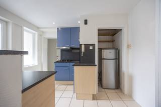 <strong>Gezellig 2-slaapkamer appartement op de zeedijk van Oostende</strong><br /><br />- Topligging aan de zeedijk<br />- Lichtrijke leefruimte met open keuken<br />- 2 volwaardige slaapkamers<br />- Badkamer met douche<br />- Aparte berging<br />- Privatieve kelder inbegrepen<br />- Terras aanwezig<br /><br />Ideaal als vaste woonst of tweede verblijf aan zee!