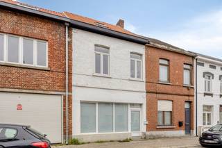  Volledig gerenoveerde woning.Indeling:Gelijkvloers: inkom, woonkamer met open leefkeuken en toegang tot het terras (35m²).1ste verdiep:nachthal,...