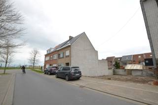Prachtige nieuwbouwwoningen (LOT 1 IS VERKOCHT & LOT 2) gelegen op slechts 100m van de spuikom.Indeling:Inkomhall, 3 toiletten, garage met wasplaats,...