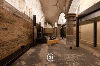 <p>Bent u op zoek naar een authentieke handelsruimte van bijna 400m² in het centrum van Gent? Dan hebben wij precies wat u zoekt!</p><p>De handelsruimte is gelegen in het centrum van Gent, op een uiterst commerciële en goed bereikbare locatie. In de directe omgeving bevinden zich tal van winkels, horecazaken, kantoren en openbaar vervoer, wat zorgt voor een constante passage en zichtbaarheid. Dankzij deze uitstekende ligging combineert het pand de troeven van een levendige stedelijke omgeving met de aantrekkingskracht van het historische stadscentrum van Gent.</p><p>De authentieke bouwstructuur is uitstekend bewaard gebleven, waarbij rustieke elementen zorgen voor een warme en karaktervolle uitstraling.<br />De handelsruimte bestaat uit één grote open ruimte met een aparte berging waarin ook toiletten zijn voorzien. Via de stenen trap bereikt u de eerste verdieping, waar zich nog twee ruimtes bevinden, momenteel ingericht als onthaal en kleedruimtes met douches.</p><p>Interesse? Contacteer ons vandaag nog om een bezoek in te plannen of voor meer informatie.<br /> </p>