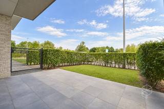 Ruim gelijkvloers appartement met 2 slaapkamers, voor- en achtertuin met terras en POORTJE naar autostaanplaats.<br />Ontdek dit ruime en lichtrijke gelijkvloerse appartement in de stijlvolle residentie “Waterfront”, gebouwd in 2017.<br />Het appartement geniet van een rustige ligging met uitzicht op het kanaal Brugge-Gent. De groene, landelijke omgeving nodigt uit tot wandelen en fietsen, terwijl het centrum, de belangrijkste invalswegen en de autosnelweg vlot bereikbaar zijn. Zo combineert u hier rust en natuur met een uitstekende bereikbaarheid.<br />Dankzij de grote raampartijen geniet het appartement van een overvloed aan natuurlijk licht. Zowel voor- als achteraan beschikt u over een eigen tuin. De zuidgerichte achtertuin met terras is de ideale plek om in alle rust van de zon te genieten. Bovendien is deze aangelegd met kunstgras, waardoor ze bijzonder onderhoudsvriendelijk is.<br />Een comfortabel en recent appartement voor wie op zoek is naar ruimte, licht, groen en een rustige ligging zonder in te boeten aan bereikbaarheid.<br /><br /><strong>Indeling:</strong>
<ul>
<li>Inkomhal met vestiairekast en toilet</li>
<li>Moderne douchekamer met inloopdouche en lavabomeubel</li>
<li>2 volwaardige slaapkamers</li>
<li>Lichtrijke woonkamer die volledig doorloopt van het ene terras vooraan tot de ingerichte open keuken met kookeiland, die uitgeeft op de tuin met terras achteraan het gebouw</li>
<li>Naast de keuken is er een berging met aansluiting voor wasmachine</li>
<li>De voor-én achtertuin met terras brengen het buitenleven tot zijn maximum</li>
<li>De 2 private bergings in de kelderverdieping zorgt voor extra bergruimte</li>
<li>Autostaanplaats achteraan het gebouw: vraagprijs :15.000 EURO</li>
</ul>
<div>
<div>
<div>
<div>
<div>
<div>
<div>
<div>Contacteer PERSPECTIEF VASTGOED – 7 op 7 bereikbaar – voor meer informatie of een bezoek.<br />Bel 050/550.750 of mail naar info@perspectiefvastgoed.be.</div>
</div>
</div>
</div>
</div>
</div>
</div>
</div>
<div> </div>