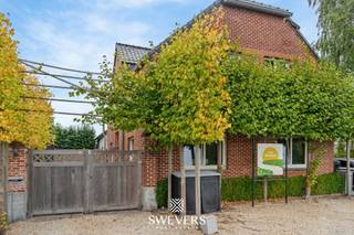 Voor meer info en foto’s, surf naar www.swevers.be – Vlakbij het centrum van Herk-de-Stad vind je deze verrassend ruime en instapklare halfopen...