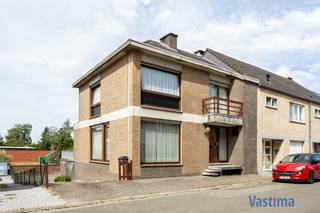 Droom je van een ruime, degelijk gebouwde gezinswoning met een eigentijds look n feel, die je volledig naar jouw smaak kan moderniseren? Dan is deze halfopen bebouwing in Teralfene precies de opportuniteit waar je naar op zoek bent.<br /><br />Deze solide woning uit 1975 beschikt over een bewoonbare oppervlakte van maar liefst ca. 293 m², inclusief een volledig onderkelderde verdieping van ongeveer 90 m², en biedt alle ruimte om een eigentijdse gezinswoning te creëren. Dankzij het gunstige EPC-label C is er bovendien geen renovatieverplichting, waardoor je alle vrijheid hebt om stap voor stap te vernieuwen. De woning bevindt zich op een perceel van 480 m² met een zonnige zuidwestgerichte tuin.<br /><br />Via de ruime inkomhal met gastentoilet kom je terecht in de royale leefruimte van 46 m² met gezellige open haard, die samen met de aanpalende keuken een uitstekende basis vormt voor een hedendaagse leefomgeving. Zowel vanuit de leefruimte als de keuken heb je rechtstreeks toegang tot het zonneterras en de tuin. Naast de keuken bevindt zich een praktische berging met aansluiting naar de ruime kelderverdieping.<br /><br />Op de eerste verdieping wachten 4 slaapkamers van ongeveer 10 tot 20 m², waarvan één slaapkamer beschikt over een eigen sanitaire voorziening. De reeds vernieuwde badkamer is uitgerust met een ligbad, douche, badkamermeubel en toilet, zodat ook hier het comfort reeds aanwezig is. De zolder, bereikbaar via een zoldertrap, biedt bijkomende opslagruimte en extra mogelijkheden.<br /><br />De volledig onderkelderde woning is een absolute troef en omvat verschillende bergruimtes, technische ruimtes en een inpandige garage met sectionale poort.<br /><br />Buiten geniet je van een aangelegde en onderhoudsvriendelijke tuin met een ruim gazon waar kinderen onbezorgd kunnen spelen, een serre voor de hobbytuinier en een charmante boomgaard die het geheel een landelijke toets geeft.<br /><br />Ook parkeergelegenheid is hier geen enkel probleem dankzij de ruime oprit waarop meerdere wagens comfortabel een plaats vinden.<br /><br />De rustige ligging, vlak bij het centrum van Teralfene, combineert een aangename woonomgeving met een uitstekende bereikbaarheid, nabij scholen, winkels, openbaar vervoer en belangrijke invalswegen. Bovendien bevinden mooie wandel-, fiets- en joggingroutes zich op wandelafstand, waardoor je elke dag kan genieten van rust en natuur.<br /><br />Ben jij op zoek naar een ruime woning met karakter, een sterke constructie en alle mogelijkheden om jouw droomwoning te realiseren? Vraag dan vandaag nog jouw bezoek aan en ontdek zelf het enorme potentieel dat deze unieke gezinswoning te bieden heeft.