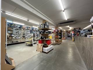 Dit uitzonderlijke handelspand heeft een ideale commerciële ligging te Dr. Van de Perrestraat 173 in Geel. Men geniet hier van een uiterst vlotte bereikbaarheid dankzij veel parkeermogelijkheden in de straat en de gunstige ligging in de nabijheid van het station en de ring van Geel.<br /><br />Beschrijving:<br />Het pand heeft een totale oppervlakte van 725 m², bestaande uit onderstaande ruimtes:<br />- Handelsruimte: 589 m², de plafondhoogtes variëren hier tot een hoogte van zelfs 4 meter. Hier werd reeds sanitair, een keuken, alsook een bureelruimte voorzien<br />- Kelder: 96 m², ideaal voor stockage of extra bergruimte<br />- Carport: 40 m², deze ruimte kan perfect dienst doen als parking of benut worden voor leveringen.<br /><br />Dankzij de open indeling is het pand geschikt voor talloze doeleinden.<br /><br />Er bestaat de mogelijkheid om nog een achterliggende booghal/magazijn bij aan te kopen met achterinkom via Helleblok.<br /><br />Ter info: de welgekende zaak Maak het zelf Vervoort blijft ondertussen geopend.<br /><br />Voor meer info of een bezoek contacteer ons via info@vastengoed.be of via 014/72 73 74.<br /><br />Wenst u een gratis schatting van uw eigendom? Contacteer ons via 014/72 73 74.