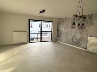 Dit appartement op de eerste verdieping is gelegen in het centrum van Beringen, in de Brugstraat 7 bus 4.  Je bent op wandelafstand van het...