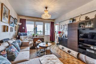 <p>Voor meer info of bezoek, bel 02/884.23.26 - In Evere, dicht bij<strong> openbaar vervoer</strong> en <strong>winkels</strong>, vindt u dit<strong> 1-slaapkamerappartement</strong> van 55m² met terras gelegen op de 5de verdieping. Het bestaat uit een<strong> inkomhal,</strong> een<strong> lichtrijke woonkamer</strong> die leidt naar een<strong> terras van 6m² </strong>, een <strong>aparte keuken</strong>,<strong> 1 slaapkamer</strong> en een <strong>badkamer</strong>. Het appartement is momenteel <strong>verhuurd,</strong> dus<strong> ideaal als investering. </strong>De<strong> huurprijs </strong>mits indexering is<strong> 710€ per maand.</strong></p>