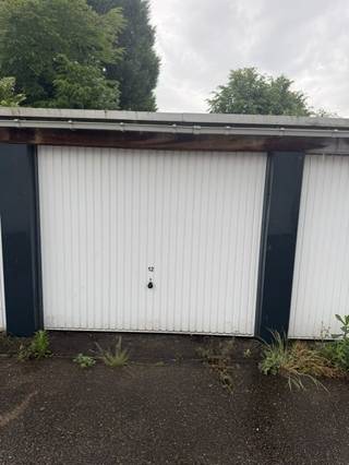 Garage met kantelpoort nummer 12 is onmiddellijk beschikbaar.<br /><br />- Huurwaarborg: €250 (te blokkeren bij Korfine). Indien voor opslag €500 waarborg en dit per garage.<br />- Huurprijs: 80,00 euro per maand<br /><br />Voor meer informatie kan u ons contacteren via verhuur@vastengoed.be of 014/72 73 74.