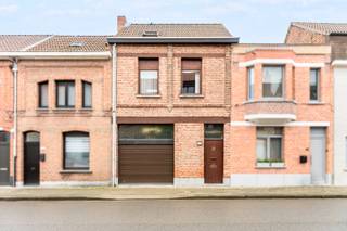 Welkom in de Laarstraat 47 te Zwijndrecht.Vlakbij winkels, openbaar vervoer, een school en invalswegen vinden we deze gezellige woning met veel...