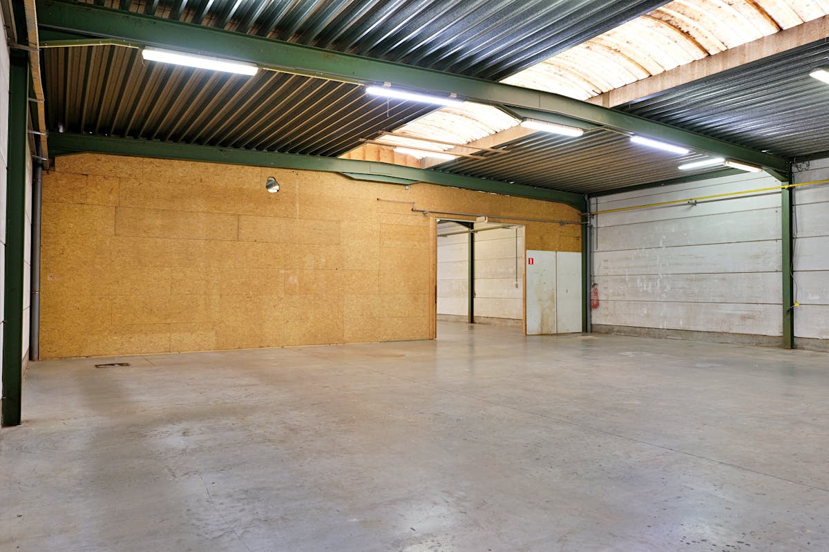 Magazijn met kantoor (ca. 600 m²) te huur in Aalter - foto 5
