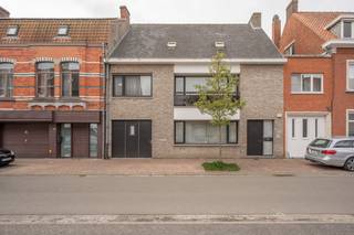 Strategisch gelegen pand, opgedeeld in twee entiteiten, in het centrum van Beernem. De gelijkvloerse verdieping deed dienst als kantoorruimte...