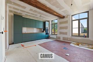 <p><span>Repos & nature près du centre ville</span></p><p><span>À la périphérie de Saint-Trond se trouve le site ’T Godshuis dans le pittoresque Béguinage. Il s'agit d'un projet à petite échelle comprenant sept maisons (quatre maisons neuves et trois maisons rénovées dans un monument protégé). L'emplacement est idéal ! Ici, vous pouvez profiter du calme et de la riche histoire du Béguinage combinés à la nature du domaine ’t Speelhof. Nous sommes également à proximité du centre ville de Saint-Trond, à pied ou à vélo. Nous pouvons donc facilement nous rendre chez les commerçants locaux, dans les supermarchés, au marché hebdomadaire de Haspengouw, dans des endroits agréables pour boire et manger, dans le parc de la ville, …. C'est également l'endroit idéal pour les voyages plus importants. La proximité des principales routes d'accès assure de bonnes liaisons avec les villes environnantes. Bref, une situation idéale pour profiter de tout ce que la capitale de Haspengouw a à offrir.</span></p><p><span> </span></p><p><span>Vivre dans un monument protégé </span></p><p><span>La propriété 1 a une surface habitable de 130m² et comprend au rez-de-chaussée un hall d'entrée, un débarras, des toilettes séparées et une cuisine habitable.</span></p><p><span>Le premier étage offre un hall de nuit, une salle de bain et deux chambres.</span></p><p><span>Sous la belle charpente du deuxième étage se trouve un spacieux salon et un débarras.</span></p><p><span>En outre, vous pouvez profiter d'un jardin privé, d'une terrasse et d'un abri à vélos commun.</span></p><p><span>Tout cela dans le respect du caractère historique (belles poutres authentiques, matériaux traditionnels, …) combiné avec le confort contemporain résultant en une maison économe en énergie prête pour l'avenir ! </span></p><p><span> </span></p><p><span>EN BREF</span><span>:</span></p><p><span>Prix : € 401.600,00</span></p><p><span>Vente soumise aux droits d'enregistrement (2% ou 12%)</span></p><p><span> </span></p><p><span>Vivre dans un cadre unique où le présent & le passé s'embrasse !</span></p><p><span>Curieux de savoir quelle propriété correspond le mieux à votre style de vie ? Prenez rapidement rendez-vous ou demandez des informations à l'un des collaborateurs de Canius Real Estate. Vous pouvez nous joindre au 011 74 12 36 ou via</span><span> info@canius.be.</span></p><p><span> </span></p><p><span>*Ces données sont fournies à titre d'information uniquement. Les surfaces mentionnées ne sont qu'indicatives. Canius Real Estate ne peut être tenu responsable de l'exactitude des données qui lui sont fournies.</span></p><p><span> </span></p><p><span> </span></p>