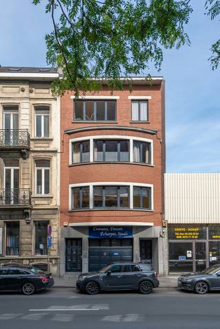 Gelegen op een steenworp van het Zuidstation, bestaat dit gemengd gebouw volgens de archiefplannen uit 1956 en de stedenbouwkundige inlichtingen afgeleverd in januari 2020 uit:Ruimten bestemd voor een productieve activiteit: atelier en kantoor op het gelijkvloers, en opslagruimten in de kelder1 garage op het gelijkvloers1 duplex met 3 slaapkamers op de 1e en 2e verdieping1 appartement met 1 slaapkamer op de 3e verdiepingEr werd destijds een vergunning verkregen voor drie appartementen, burelen en 15 fietsplaatsen. Totale vloeroppervlakte: 879 m². Deze vergunning is net vervallen.