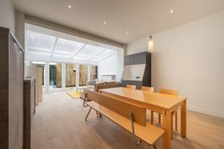 Gelegen in het hart van Heist-aan-Zee, nabij het Heldenplein, het strand en de kusttram, vindt u deze unieke woning uit 1954. Een zeldzame, karaktervolle en authentiek gerenoveerde woning met oog voor detail: prachtige gevel, originele trappenhal en houten vloeren.<br /><br />De woning beschikt over 4 slaapkamers (18, 18, 15 en 13 m² – samen 64 m²), een lichtrijke eetplaats en living (32 m²) met openende raampartijen, en een stijlvolle keuken (FRAKO) met stenen werkblad en SMEG-toestellen.<br /><br />Er zijn 2 badkamers (waarvan één en-suite), lavabo’s op de kamers, en een toilet op elke verdieping. Daarnaast is de woning volledig onderkelderd (26 m²) met wasplaats en bergruimte.<br />Buiten geniet u van een aangenaam terras (12 m²) en een aparte buitenberging.<br /><br />Instapklaar en onmiddellijk beschikbaar.<br />Optioneel: garagebox aan de overzijde.
