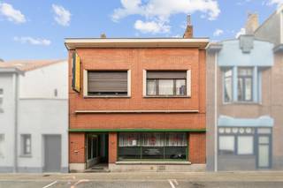 <p><strong>Woning met tal van mogelijkheden in het centrum van Eeklo</strong></p>
<p>Op zoek naar een pand met potentieel in het centrum van Eeklo? Dit pand biedt tal van mogelijkheden en vormt een interessante opportuniteit voor wie op zoek is naar een <strong>renovatieproject, handelsruimte of nieuwbouwproject</strong>.</p>
<p>De bestaande handelszaak kan behouden worden en biedt de mogelijkheid om er een eigen zaak uit te baten. Daarnaast zijn er, afhankelijk van de gewenste invulling, mogelijkheden om het pand volledig te renoveren en om te vormen tot een <strong>ruime gezinswoning</strong>. Ook een nieuwbouwproject behoort tot de mogelijkheden, onder voorbehoud van de nodige vergunningen.</p>
<p>Bij een woonfunctie zijn er mogelijkheden om tot <strong>5 slaapkamers</strong> te creëren, waardoor het pand perfect kan aansluiten bij de behoeften van een groot gezin.</p>
<p>Een bijkomende troef is de <strong>tuin</strong>, een aangename buitenruimte die in een centrumligging een mooie meerwaarde vormt.</p>
<p>Dankzij de ligging in <strong>het centrum van Eeklo</strong> bevinden winkels, scholen, horeca, diensten en openbaar vervoer zich op korte afstand.</p>
<p><strong>Een pand met mogelijkheden en potentieel, ideaal voor wie zelf wil renoveren, een handelszaak wil uitbouwen of een nieuw woonproject voor ogen heeft.</strong></p>