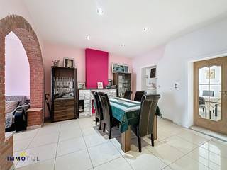 Deze verder af te werken woning beschikt op het gelijkvloers over een inkomhal, een ingerichte keuken met zithoek, een gezellige woonkamer en...