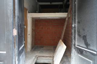 <p>In de geliefde Sint-Andrieswijk, pal in het bruisende centrum van Antwerpen, vind je deze opslagruimte. <br />Ideaal voor ondernemers, zelfstandigen of winkels in de buurt die extra stockageruimte zoeken.</p>
<p>Achter de dubbele poort schuilt een <strong>opslagruimte van 12 m²</strong>, perfect voor dagelijkse voorraad, materiaal of leveringen. Maar het echte troefstuk ligt er vlak onder: een<strong> kelder van maar liefst 117 m²</strong>. Stevig en verrassend ruim. Ideaal voor wie volumineuze goederen of seizoensstock wil opslaan.</p>
<p>De ligging? <strong>Moeilijk te overtreffen.</strong> Je zit hier op wandelafstand van de Nationalestraat, Kammenstraat, Groenplaats en alle grote verkeersassen. Daardoor is deze plek niet alleen handig, maar ook strategisch slim voor elke handelaar in het centrum.</p>
<p><strong>Troeven op een rij:<br /></strong>- 12 m² opslagruimte + 117 m² kelder<br />- Supercentrale locatie<br />- Ideaal voor winkels, horeca, e-commerce of materiaalopslag<br />- Grote volumes mogelijk dankzij de riante kelder</p>
<p>Op zoek naar praktische, betaalbare en royale opslagruimte in het hart van de stad?<br />Dan is dit jouw kans. Contacteer ons voor een bezoek!</p>