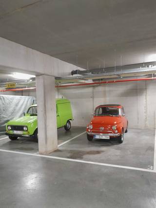 Nieuwbouw inpandige parkeerplaats in het midden van centrum Merksplas.<br /><br />€55 per maand all in.<br /><br />Veilige en droge stalling voor bv oldtimer of moto's. <br /><br />Enkel toegankelijk voor bewoners en huurders.<br /><br />Info en bezichtiging via vanloongert@gmail.com
