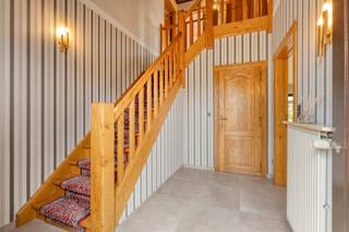 <h3><strong>Charmant wonen in het groene Pellenberg, met verrassend veel ruimte.</strong></h3><p>Welkom in Pellenberg. Een begeerde buurt vanwege een unieke mix: een landelijke, groene omgeving met scholen en handelaars in de buurt, gecombineerd met de onmiddellijke nabijheid van Leuven. Een strategische locatie die tegelijkertijd fungeert als de perfecte groene long voor pendelaars, academici en zorgprofessionals die in Leuven werken, maar in de rust willen wonen. Vanuit de woning wandel of fiets je verder zo het groene landschap in, met uitgestrekte routes, holle wegen en prachtige panorama’s binnen handbereik.</p><p>In deze residentiële omgeving tref je deze vrijstaande woning op een mooi perceel van meer dan 10 are. Vanaf de straat leidt de ruime oprit langs de woning naar de achterzijde, waar nog bijkomende parkeergelegenheid en toegang tot een inpandige garage op kelderniveau voorzien is. Dankzij de volledige onderkeldering en bergzolder beschikt de woning tevens over een uitzonderlijke hoeveelheid praktische ruimte. Ideaal voor wie graag de bakfiets, motor of wagen parkeert, maar evengoed hobby’s uitvoert of collecties stockeert. </p><p>Binnen verrast de woning met een ruime en gezinsvriendelijke indeling. De leefruimte vormt het hart van het huis, met als blikvanger een authentieke houten balk die de ruimte karakter en charme verleent. Dankzij de brede ramen en de aansluitende veranda valt het daglicht rijkelijk binnen en ontstaat een aangename verbinding tussen het interieur en de tuin. De veranda geeft rechtstreeks uit op het aangelegde terras en vervolgens op de volledig omheinde, zuidoostgerichte tuin. Een heerlijke buitenruimte waar groen, rust en privacy centraal staan. Van ravotten op het gras tot BBQ’en op het terras: dankzij de volledige omheining leef je ook buiten echt in je cocon. Van in de vroege uurtjes, tot onder de laatste avondzon. </p><p>Met vier kamers biedt de woning bovendien alle ruimte voor een gezin, maar evengoed voor wie een extra thuisbureau, logeerkamer of hobbyruimte wenst. De woning is instapklaar, kent een conforme elektriciteit, werd goed onderhouden en beschikt over een kwalitatieve afwerking. Tot slot geldt er geen renovatieplicht, de woning scoort energetisch sterk dankzij onder andere de zonnepanelen, een thuisbatterij van 16 kWh, en lucht-luchtwarmtepompen die zowel energiezuinig verwarmen als koelen. Een onmisbaar comfort dat je gegarandeerd op doorsnee én extreme dagen zal voelen. </p><p>Kortom: een instapklare woning omringd door rust, vlakbij de stad. Graag een bezoekje gehad? Geef Jes dan snel een seintje.</p><figure><div></div></figure>