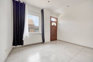 <strong>Volledig gerenoveerde woning met o.a. een bewoonbare oppervlakte van 110 m², 4 slaapkamers, hoge plafonds, aangename tuin en uitstekende ligging in het centrum van Tienen. EPC label B. </strong><br /><br />De woning beschikt op het gelijkvloers over een woonkamer, keuken en badkamer. Via de keuken heeft u toegang tot de aangename tuin. <br /><br />Op de eerste verdieping bevindt zich een nachthal, 2 slaapkamers en een badkamer. <br /><br />De tweede verdieping is toegankelijk met een vaste trap en bestaat uit een nachthal, 2 slaapkamer en apart toilet. <br /><br />De woning beschikt over een goede verkeerstechnische ligging t.o.v. station, E40, winkels, scholen, restaurants, openbaar vervoer, etc. <br /><br />Interesse? Bel naar 0496 07 89 48.