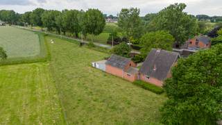 <p>Droomt u van wonen in alle rust, omringd door groen en natuur, zonder in te boeten aan bereikbaarheid? Dan is deze eigendom in de Smoutpot op de grens van Melsele en Zwijndrecht een unieke kans. Gelegen op een perceel van maar liefst 3 820 m² combineert deze woning een landelijke omgeving met vrij uitzicht over de omliggende weilanden én een uiterst goede bereikbaarheid richting Beveren, Antwerpen, Gent.<br /><br />De solide woning werd gebouwd in 1959 en beschikt over een bewoonbare oppervlakte van 193 m². Op het gelijkvloers bevinden zich een inkomhal met vestiairemogelijkheid, een apart toilet, een ruime living van ca. 46 m², een ingerichte keuken, een badkamer en praktische berging. Verder beschikt de woning over een kelder. Op de eerste verdieping vindt u een nachthal, drie volwaardige slaapkamers en een tweede badkamer. Daarnaast is er een ruime zolderverdieping met extra opslag- of uitbreidingsmogelijkheden.<br /><br />Buiten geniet u van een zonnige zuid-georiënteerde tuin. De combinatie van tuin, weiland en groene verzichten zorgt voor een uitzonderlijk gevoel van ruimte en vrijheid. Daarnaast bevindt zich op de grond nog een ruime garage/berging van ca. 45 m² met automatische poort en een ruime bovenverdieping. Het aangrenzende weiland biedt tal van mogelijkheden voor dierenliefhebbers of wie op zoek is naar extra buitenruimte.<br /><br />Renovatieplicht van toepassing, wat de kans biedt om deze eigendom volledig naar eigen smaak en volgens de hedendaagse normen te vernieuwen.<br /><br />De uitzonderlijke perceeloppervlakte, de uiterst rustige en groene ligging, het aansluitende weiland en het potentieel maken van deze eigendom een zeldzame opportuniteit voor wie ruimte, natuur en een vlotte bereikbaarheid wil combineren.<br /><br />Benieuwd? Contacteer ons via verkoop@homevast.be of 03 344 77 44 voor meer informatie en/of een persoonlijk bezoek ter plaatse.</p>