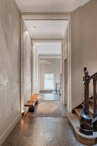 Située dans le prestigieux cœur d'Ixelles et donnant sur les étangs d'Ixelles, nous vous présentons avec fierté cette maison de maître...
