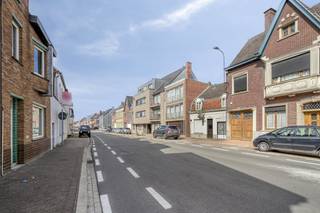 Nabij het centrum van Meulebeke vinden we deze voormalige frituur terug.Dit te renoveren huis werd begin de jaren 1900 opgetrokken op een perceel van 370m². Dit gaat over een totaalrenovatie waarbij je kan genieten van 6% BTW.Unieke mogelijkheid om het achterliggende stuk grond mee aan te kopen. Gezien de twee loten, mogelijks ook potentieel als projectgrond. Geen bouwverplichting. Dit pand is onderworpen aan de renovatieverplichting van de Vlaamse overheid voor residentiële gebouwen (behoudens bij sloop binnen 5 jaar na de aankoop). Consulteer voor meer informatie de website van het Vlaams Energie- en Klimaatagentschap via https://www.vlaanderen.be/een-woning-kopen/renovatieverplichting-voor-residentiele-gebouwen