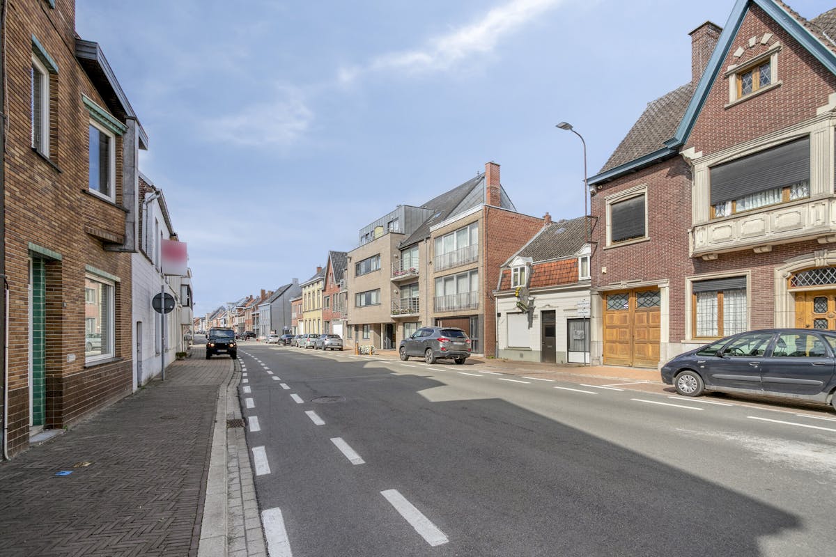 Te renoveren huis pal in het centrum van Meulebeke! - foto 2