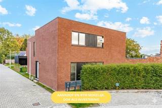 <p><span>Welkom bij nieuwbouwproject "COOPPALLAAN WETTEREN"</span></p><p><span>LAATSTE WONING!</span></p><p><span> </span></p><p><span>Zeer gunstig gelegen op een boogscheut van Gent rijst dit prachtig nieuwbouwproject uit de grond. Vlakbij op- en afritten van de R4, E17 en E40 en op wandelafstand van alle voorzieningen zoals winkels, scholen en openbaar vervoer.</span></p><p><span> </span></p><p><span>Het project bestaat uit 9 stijlvolle woningen die werden afgewerkt met kwaliteitsvolle, duurzame materialen en voldoen aan alle comfort en de hoogste energie normen. Deze woningen staan dus garant voor comfortabel en energiezuinig wonen.</span></p><p><span> </span></p><p><span>De woningen beschikken zowel gelijkvloers als op de eerste verdieping over vloerverwarming. De warmtepomp zorgt tevens voor passieve koeling waardoor de woningen in de zomer makkelijk fris te houden zijn. Verder zijn ze ook uitgerust van zonnepanelen en een ventilatiesysteem D voor een optimaal binnenklimaat. </span><span>De tuinen zijn reeds voorzien van bladhoudende hagen voor maximale privacy</span><span>. Tot slot zijn er private bergingen en voldoende autostaanplaatsen met de mogelijkheid tot elektrisch laden. </span></p><p><span> </span></p><p><span>GENIET NU VAN 6% BTW! OOK BIJ LANGE TERMIJN VERHURING!</span></p><p><span>Investeer slim en betaal minder. Dankzij het verlaagde btw-tarief van 6% kunt u flink besparen op uw aankoop, zolang u aan de wettelijke voorwaarden voldoet.<br />Goed nieuws voor investeerders: ook bij vastgoed dat minstens 15 jaar wordt verhuurd, geldt nu het gunstige 6%-tarief. Zo verlaagt u niet alleen uw aankoopkosten, maar verhoogt u tegelijk het netto rendement van uw investering. </span></p><p><span> </span></p><p><span>Dit is de laatst beschikbare woning in project Cooppallaan, plan nu een bezoek via telefoon op 0470/21.14.82.</span></p><p><span> </span></p>