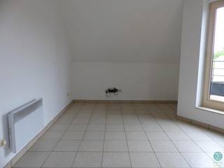 <p><strong><u>1 slaapkamer appartement met terras en autostaanplaats gelegen in het centrum van Arendonk.<br /><br />Een bezoek aanvragen kan eenvoudig via onze website: www.immodrie.be. Zoek het pand terug onder 'Te Huur' en selecteer vervolgens op de pagina de optie 'Bezoek aanvragen'. Omwille van de grote reeks aanvragen, worden verzoeken via Immoscoop of andere portaalsites niet verwerkt.<br /></u></strong></p>
<p><span>Bij het binnenkomen komen we terecht in de woonkamer, die mooi aansluit op de open, ingerichte keuken. De combinatie van de leefruimte en keuken zorgt voor een open, gezellige sfeer en biedt voldoende ruimte. Vanuit de leefruimte heb je toegang tot het ruime oostgerichte terras. </span></p>
<p><span>Vanuit de woonkamer bereiken we, via de nachthal, de ruime slaapkamer. Deze biedt plaats voor een comfortabel slaapgedeelte en extra inrichting naar eigen wens. Via een handige vlizotrap in de slaapkamer krijgen we toegang tot de zolderruimte, een ideale extra bergruimte voor koffers, seizoensgebonden spullen en andere persoonlijke zaken.</span></p>
<p><span>Het appartement beschikt over een verzorgde badkamer met douchecabine en een badkamermeubel met enkele wastafel. Daarnaast is er een apart toilet aanwezig.</span></p>
<p><span>Verder is er een praktische bergruimte voorzien met aansluiting voor de wasmachine.<br /><br /></span>Autostaanplaats aanwezig bij het appartement alsook een buitenberging voor het stockeren van de afvalcontainers inbegrepen in de huurprijs.</p>
