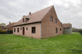 <p><span>Rustig gelegen villa met min. 5 slaapkamers, ruime garage en zwembad op 1.876 m².</span><span> </span></p><p><span> </span></p><p><span>Gelijkvloers: </span></p><p><span>Inkomhal met apart toilet. </span></p><p><span>Woonkamer van 52 m² op parket, voorzien van speksteenkachel. </span></p><p><span>Open geïnstallerde keuken van 22 m² met: </span></p><p><span>- natuurstenen werkblad </span></p><p><span>- dubbele spoelbak </span></p><p><span>- dampkap </span></p><p><span>- inductiekookplaat </span></p><p><span>- oven </span></p><p><span>- microgolf </span></p><p><span>- vaatwasmachine </span></p><p><span>Veranda/polyvalente ruimte van 50 m² op parket. </span></p><p><span>Wasplaats/achterinkom/CV-ruimte op keramische tegel. </span></p><p><span>Slaapkamer 1 van 18 m² op parket. </span></p><p><span><br /></span><span>Eerste verdieping</span><span>: </span></p><p><span>Badkamer van 17 m² op keramische tegel met bad, douche, dubbele lavabo en toilet. </span></p><p><span>4 ruime slaapkamers, allen op parket: </span></p><p><span>- slaapkamer 2 van 24 m² </span></p><p><span>- slaapkamer 3 en 4, beide van 19 m² </span></p><p><span>- slaapkamer 5 van 26,5 m² met ingemaakte kasten </span></p><p><span> </span></p><p><span>Overdekt terras van 24 m² met bijkeuken/overdekt terras van 10,5 m². </span></p><p><span>Zwembad van 9 × 4,5 m. </span></p><p><span> </span></p><p><span>Ruime zolder. <br />Kelder van 50 m² verdeeld over 3 ruimtes. </span></p><p><span> </span></p><p><span>Bijgebouwen</span><span>: </span></p><p><span>Uitpandige dubbele garage van 50 m² op keramische tegel met zolder van 38 m² nuttige ruimte. </span></p><p><span>Buitenberging van 51,5 m². </span></p><p><span>Tuinhuis van 10 m². </span></p><p><span><br /></span><span>Bijzonderheden</span><span>: </span></p><p><span>54 zonnepanelen en laadpaal aanwezig. </span></p><p><span>Bewoonbare oppervlakte: 341,5 m². </span></p><p><span>Bebouwde oppervlakte: 333 m². </span></p><p><span>Serre achter in de tuin. </span></p><p><span> </span></p><p><span>Stedenbouwkundige inlichtingen: Vergunning aanwezig, geen verkavelingsvergunning, geen voorkooprecht, geen maatschappelijke herstelmaatregel opgelegd, woongebied. </span></p>