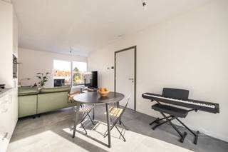 <h3><span>Nieuwbouw appartement met ruim terras in Mortsel</span></h3><h3><span> </span></h3><p><span>In een rustige en vlot bereikbare omgeving in Mortsel bevindt zich dit </span><span>energiezuinige nieuwbouwappartement</span><span> gelegen aan </span><span>Oudebaan 1</span><span>.</span></p><p><span>Dit appartement combineert modern wooncomfort met kwalitatieve afwerking en een doordachte indeling.</span></p><p><span> </span></p><p><span>Het appartement beschikt over </span><span>één volwaardige slaapkamer </span><span>en geniet van een </span><span>ruim terras</span><span>, ideaal om in alle rust te ontspannen of gezellig buiten te vertoeven.</span></p><p><span>Dankzij de aanwezigheid van </span><span>vloerverwarming</span><span> en </span><span>zonnepanelen</span><span> woont u hier niet alleen comfortabel, maar ook toekomstgericht en energie-efficiënt.</span></p><p><span>De afwerking gebeurt met </span><span>kwalitatief hoogstaande materialen</span><span>, wat zorgt voor een hedendaagse uitstraling en een duurzame woonkwaliteit.</span></p><p><span> </span></p><p><span>Extra troeven:</span></p><ul><li><span>Hoogwaardige materiaalkeuzes</span></li><li><span>Kleinschalige blok</span><span> zonder lift (zéér lage gemeenschappelijke kosten)</span></li><li><span>Ventilatie D+</span><span> met warmterecuperatie en CO2-sensoren;</span><span> </span></li><li><span>Zonnepanelen</span><span>, afzonderlijk </span><span>per appartement</span><span> op individuele meter (1.750Wp)</span><span> </span></li><li><span>BEN </span><span>appartement</span></li><li><span>Gemeenschappelijke kelder </span></li><li><span>Privatieve kelder </span><span>(verplicht bij aan te kopen aan € 14.880 / € 14.240 / € 11.050 / € 9.180 excl. btw)</span></li><li><span>Mogelijkheid tot aankoop van een </span><span>autostaanplaats aan € 27.500 excl. btw</span></li><li><span>Nieuwbouw aankoop onder </span><span>btw-stelsel (21%)</span></li><li><span>Ideaal als eigen woonst of als investering</span></li></ul><p><span> </span></p><p><span>De </span><span>verdeling tussen het grondaandeel en de constructie</span><span> kan u terugvinden op onze website.</span></p><p><span> </span></p><p><span> </span></p><p><span>Gratis schatting van uw eigendom? Aarzel zeker niet ons te contacteren.</span></p><p><span> </span></p><p><span> </span></p><p><span>Jens Urbain</span></p><p><span><span>Jens@home4you.be</span></span></p><p><span>+32 467 013 655</span></p><p><span>BIV 516 742</span></p>