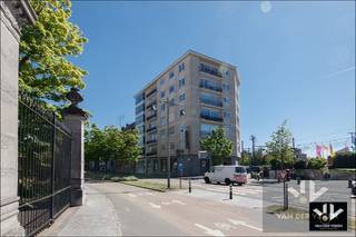 <u><strong><span>Instapklaar 2-slaapkamerappartement met het stadscentrum aan de voordeur! Ideaal voor mensen die graag het stadsleven ervaren of als rendabele investering!<br /><br />TROEVEN: </span></strong></u><br /><span>- EPC label B </span><br />- Elektriciteit conform gekeurd<br />- Asbestveilig <br />- Centrale locatie vlak aan de Kleine Ring <br />- Veel lichtinval <br />- Aanzienlijke leefruimte <br />- Kelderberging in de vraagprijs inbegrepen <br /><br /><strong>Locatie</strong> - Appartement met 2 slaapkamers gelegen langs de Groene Boulevard aan het levendige Leopoldplein. Op een steenworp van het stadscentrum kun je hier spreken van een gunstige locatie voor diegene die het stadsleven weet te appreciëren. Ook voor woon- werkverkeer een mooie locatie door de nabijheid van het station en recht tegenover je voordeur de centrale stopplaats voor bussen waar vrijwel elke verbinding passeert. Het op- en afrittencomplex 'Hasselt-Zuid' van de E313 bevindt zich op slechts 3 minuten rijden. <br /><br /><strong>Indeling</strong> - Het appartement is gelegen op de tweede verdieping en bevindt zich aan de achterzijde van het complex, met zicht op de wijk Runkst. De indeling omvat de centrale hal, een ruime woonkamer met veel lichtinval en toegang tot het terras, een compacte keuken, 2 slaapkamers, een berging, de vestiaire, een apart toilet en een badkamer met douche, wastafel en ruimte voor wasmachine en droogkast.<br />Extra opbergruimte is er dankzij de privatieve kelderberging, alsook parkeerruimte voor je fiets in de parkeergarage. Voor je wagen bestaat de mogelijkheid een staanplaats te huren aan de achterzijde van het complex.<br /><br /><strong>Conclusie</strong> - Het geheel werd door de huidige eigenaars altijd goed onderhouden en kan instapklaar genoemd worden. Deze eigendom is zeker ook interessant als investering om te verhuren door de gunstige ligging.<br /><br />