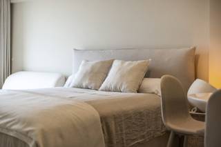 <p>Te koop: Gezellige studio in Oostende, gelegen op de Visserskaai met prachtig panoramisch zicht over het water.</p>
<p> </p>
<p>Deze studio bevindt zich in het hart van het centrum, in de toeristische zone en op wandelafstand van het strand. Dankzij de ligging op de Visserskaai geniet u van een vrij uitzicht en een zijdelings zeezicht. De renovatie zorgt voor een frisse, moderne uitstraling, waardoor de studio instapklaar is.</p>
<p> </p>
<p>Belangrijkste ruimtes:<br />• Lichte leefruimte met grote ramen en panoramisch zicht<br />• Compacte, moderne keuken<br />• Badkamer met douche en wastafel<br />• Terras met mooi open zicht<br />• Gemeenschappelijke fietsenberging<br />• Privatieve kelder</p>
<p> </p>
<p>Troeven:<br />• Mooi panoramisch zicht over water en stad<br />• Gelegen op de Visserskaai, nabij zee en centrum<br />• Recent gerenoveerde studio, instapklaar</p>
<p> </p>
<p>Neem vandaag nog contact op met uw ERA-makelaar voor een bezoek.</p>
<p> </p>
<p>JOUW DROOMAPPARTEMENT. ZO GEVONDEN!</p>