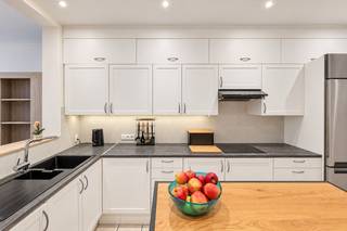 Deze woning gelegen in de Verbindingsstraat in Hamme is dé perfecte starterswoning! De woning is instapklaar, heeft een fijne tuin en een extra zijdelingse ingang wat het transporteren van huisvuil, fietsen e.d. faciliteert. Er werd net een<strong> volledig nieuw dak </strong>geplaatst, met zonnepanelen. Ook is er doorheen de volledige woning zeer degelijke dubbele beglazing aanwezig. De indeling is logisch opgebouwd met een aparte was-en bergruimte bij het binnenkomen in de woning. Een badkamer op de gelijkvloerse verdieping met ligbad, badmeubel en toilet. Een semi open keuken met daarop aansluitend een mooie leefruimte met ruim plaats voor een eettafel en een uitgebreid salon. Op de eerste verdieping hebben we twee ruime slaapkamers, nog een verdieping hoger een geisoleerde zolderverdieping, ideaal als extra opbergruimte. Er wordt verwarmd met centrale verwarming op aardgas. Bovendien zijn er <strong>zonnepanelen </strong>aanwezig. <br /><u>Verplichte vermeldingen:</u><br />Elektrische keuring: <strong>conform</strong> volgens het AREI.<br /><strong>EPC label B</strong>, 197 kWh (m2 jaar) (GEEN renovatieplicht), 98m2 bruto bewoonbare oppervlakte volgens het EPC. <br />Stedenbouw: in aanvraag ; woongebied, geen verkavelingsvergunning, geen rechtelijke herstelmaatregel of bestuurlijke maatregel, geen overstromingsgevoeligheid: P- score: A, G- score: A. <strong>Asbestveilig</strong>.<br />Deze instapklare woning in zijn segment mag je niet missen! <strong>Schrijf je vandaag nog in voor een persoonlijke rondleiding! Dit kan via taghnee@ocvastgoed.be of via +32 475 42 89 58.</strong>