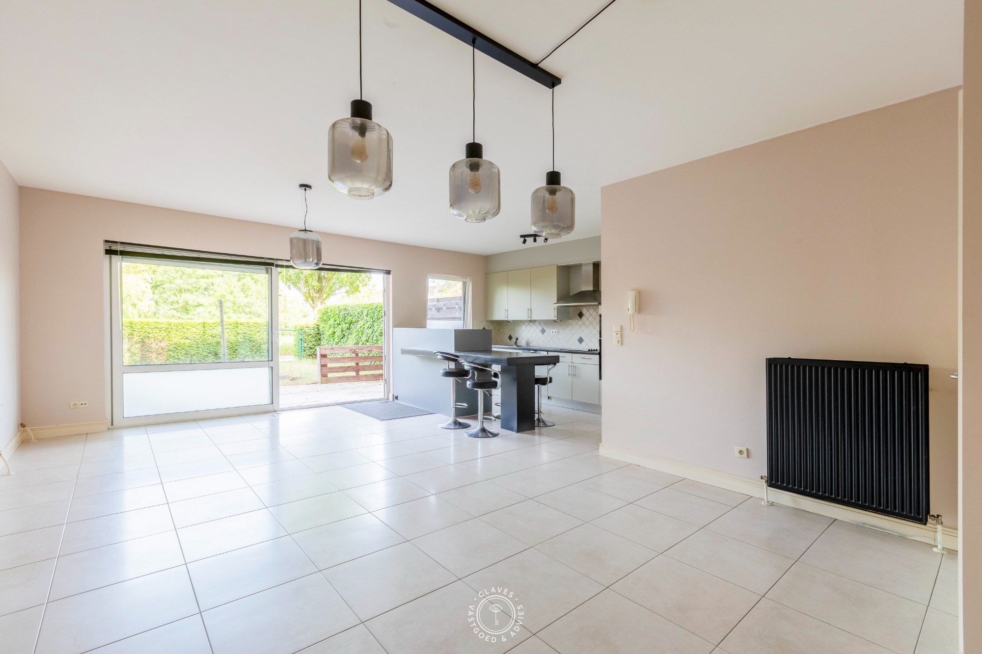 Gelijkvloers appartement met ruim terras en tuintje op een gesloten en groene residentie. - foto 1