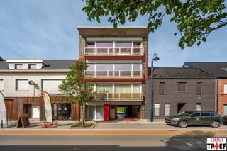 <p>Dit 2 slaapkamer-appartement is gelegen in hartje Lebbeke op wandelafstand van winkels, scholen en openbaar vervoer en bevindt zich op de tweede verdieping (lift aanwezig). Indeling: een inkomhal met een apart toilet, een ruime lichtrijke leefruimte met balkon/terras en een volledig vernieuwde keuken. Verder is er een badkamer met wastafel, inloopdouche en ruimte voor aansluiting van wasmachine. Tot slot zijn er 2 ruime slaapkamers met toegang tot een 2e terras. TROEVEN: centrale ligging, 1 garagebox inbegrepen , lift aanwezig, onmiddellijk beschikbaar, huurprijs: € 895 + € 30 gemeenschappelijke kosten. Info/bezoek? Contacteer Charlotte van IMMO TROEF: info@immotroef.be</p>