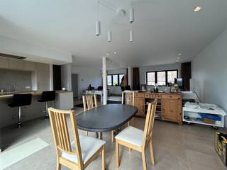 Met veel plezier bieden we dit duplex appartement met drie slaapkamers aan! Het appartement is op een uiterst interessante uitvalsbasis...