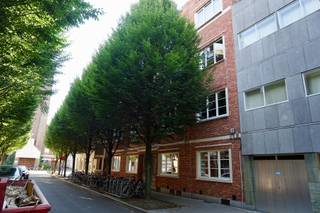 Ligging<br /><br />Dit prachtig bemeubeld appartement in Gent geniet van een unieke ligging aan het miljoenenkwartier. Het appartement is gelegen in de Fleurusstraat en bevindt zich op een wandelafstand van het mooiste park van Gent. Dankzij de nabijheid van openbaar vervoer en invalswegen geniet u van vlotte verbindingen van en naar centrum Gent. In de buurt is er een ruim aanbod aan winkels, scholen, sport en ontspanning.<br /><br />Indeling<br /><br />U betreedt het appartement in de inkomhal die tot de woonkamer leidt met veel natuurlijk licht. Aansluitend is er nog een leefruimte die ook als slaapkamer kan dienen. Verder is er de slaapkamer terug te vinden met toegang tot de badkamer met inloopdouche en wastafel. De keuken is volledig uitgerust met kookplaat, oven, frigo en vaatwasser. Er is eveneens een wasmachine en droogkast aanwezig. Het appartement wordt bemeubeld verhuurd. <br /><br />Bent u op zoek naar een uniek gelegen appartement? Dan is dit appartement iets voor u.<br /><br />Forfait gemene kosten: €25/maand