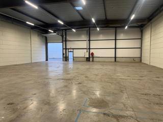 <p>Moderne KMO-unit te huur van 526 m², gelegen in de industriezone Terbekehof in Wilrijk. De unit geniet een zeer strategische ligging langs de A12 (Antwerpen – Willebroek – Brussel). De E19 (Nederland – Antwerpen – Brussel) ligt op 5km van het pand. Ook de E34 is zeer goed bereikbaar en ligt op 6 km rijden.</p>
<p>De unit beschikt over 6 parkeerplaatsen en is voorbereid voor de installatie van sanitaire voorzieningen dankzij de aanwezigheid van leidingen en afvoer.</p>