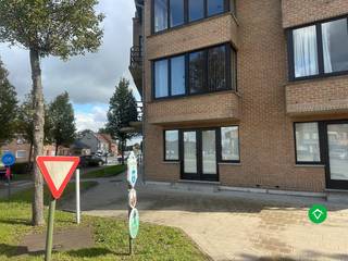 Ontdek dit aangename gelijkvloers appartement in het centrum van Koekelare, op wandelafstand van winkels, scholen en openbaar vervoer.<br /><br />Het appartement bestaat uit een lichtrijke living met aansluitende praktische keuken, een inkomhal met afzonderlijk toilet, berging, badkamer en twee comfortabele slaapkamers. Bovendien beschikt het pand over een extra ondergrondse berging, ideaal voor extra opslagruimte.<br /><br /><br />Direct vrij. Huurprijs 675 €/mnd (exclusief 50 €/mnd syndickosten).