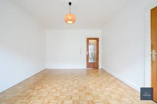 U kan zich inschrijven voor de bezoekmomenten via deze link : https://ap.lc/JiEIB of ga naar makelaarshuys.be, te koop en plan uw bezoek bij het pand.<br /><br />Dit appartement van 65 m² is gunstig gelegen nabij het Begijnhof en op wandelafstand van het historische centrum.<br /><br />Het appartement beschikt over een lichtrijke leefruimte met aansluitend de keuken. <br />Verder zijn er twee aansluitende slaapkamers, waarvan één toegang geeft tot het terras.<br />De ruime badkamer is uitgerust met een toilet, wastafel en bad/douche en afvoer voor wasmachine.<br /><br />Daarnaast is er een gemeenschappelijke berging voorzien waar ook fietsen kunnen worden geplaatst.<br /><br />EPC: B<br />Conformiteitsattest aanwezig<br /><br />Dankzij de uitstekende ligging nabij het Begijnhof geniet u van een vlotte verbinding naar winkels, campussen, openbaar vervoer en het bruisende stadscentrum.