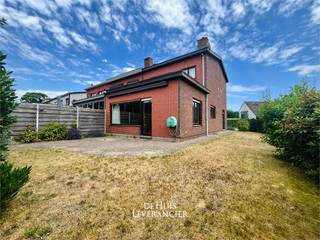 Welkom in dit charmant stukje Kontich waar rust, ruimte en potentieel elkaar omhelzen. Op deze geliefde locatie presenteert de Huisleverancier...